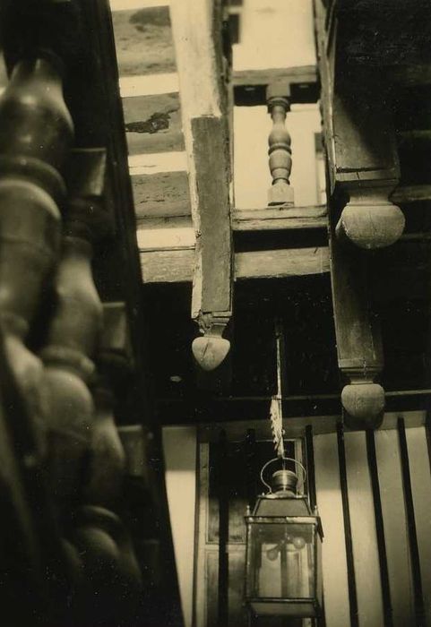 Maison, dite Hôtel de la Louvre ou de la Noue : Escalier monumental, vue partielle