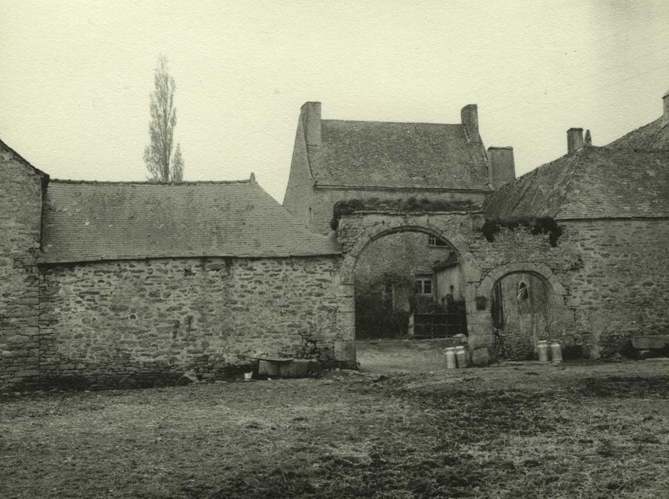 Manoir de Deil : Porche d’accès, ensemble est, vue générale