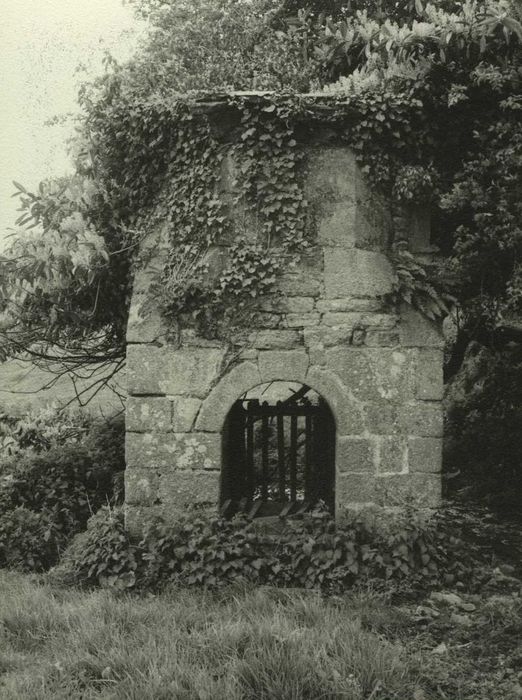 Manoir de Deil : Fontaine, vue générale