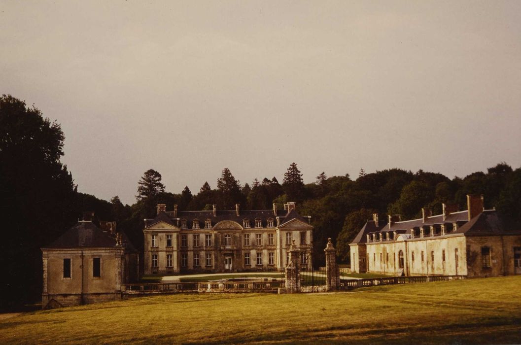 Château de Kerguéhennec et ses dépendances : Ensemble sud, vue générale