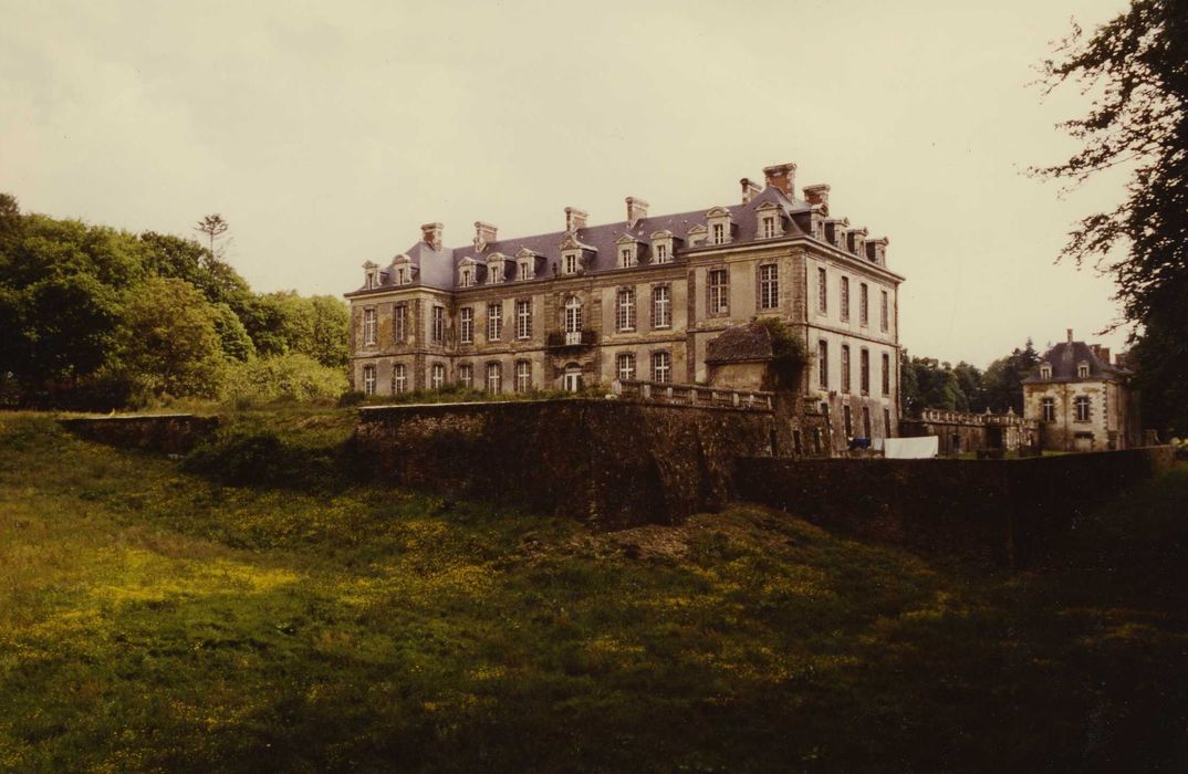 Château de Kerguéhennec et ses dépendances : Ensemble nord-ouest, vue générale