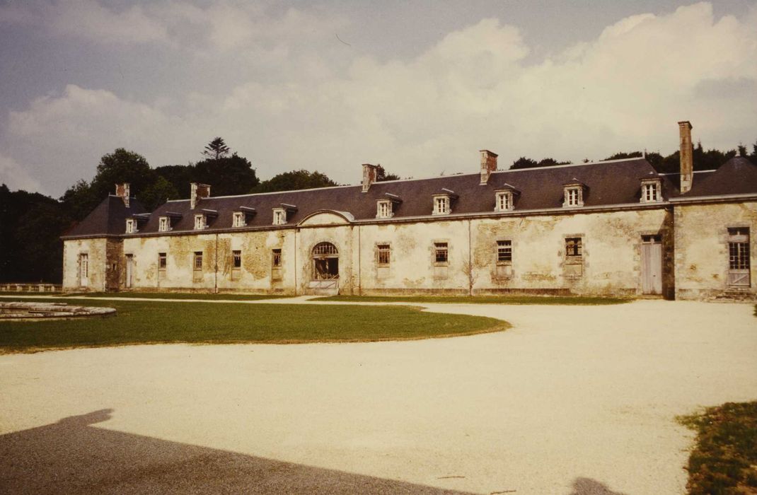 Dépendances du château de Kerguéhennec : Aile ouest, façade est, vue générale