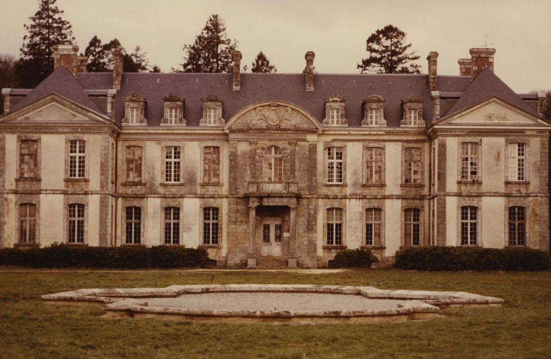 Château de Kerguéhennec : Façade sud, vue générale