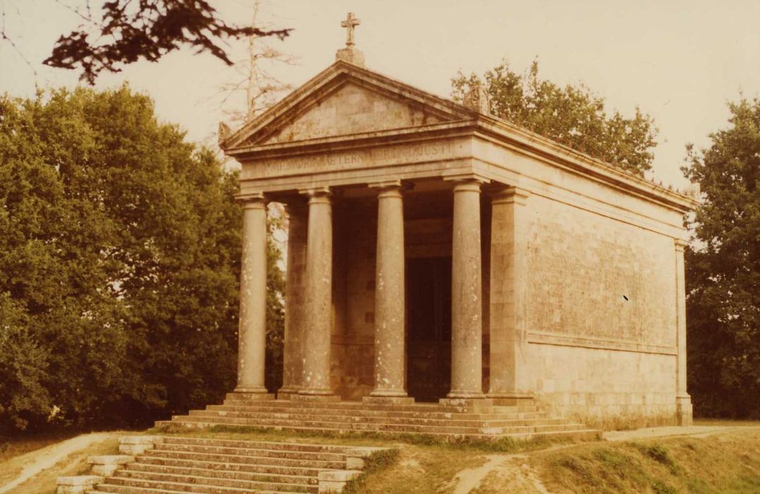 Chapelle expiatoire du Champ-des-Martyrs : Façade nord-ouest, vue générale