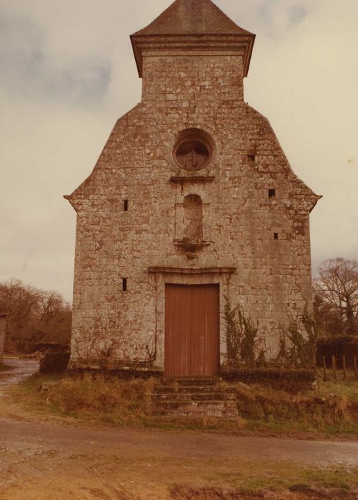 Chapelle Saint-Quirin, ancienne chapelle du manoir de Kerivallan : Façade occidentale, vue générale