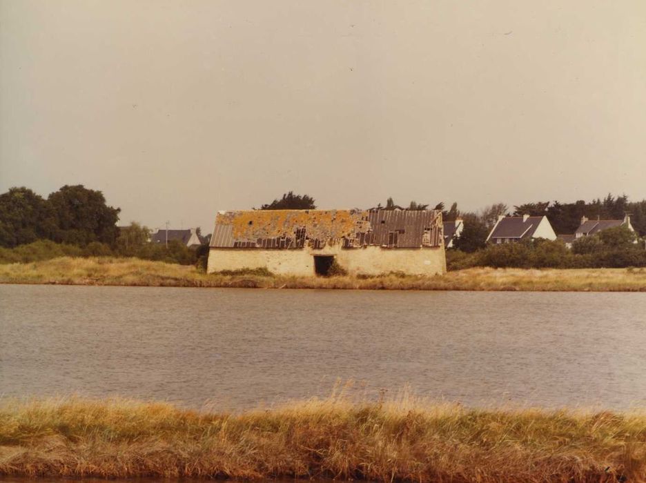 Ancien grenier à sel du Bréno (bâtiment A) : Vue générale du grenier dans son environnement