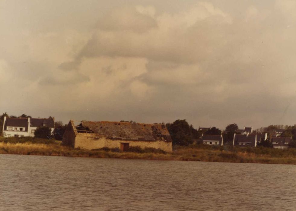 Ancien grenier à sel du Bréno (bâtiment B) : Vue générale du grenier dans son environnement