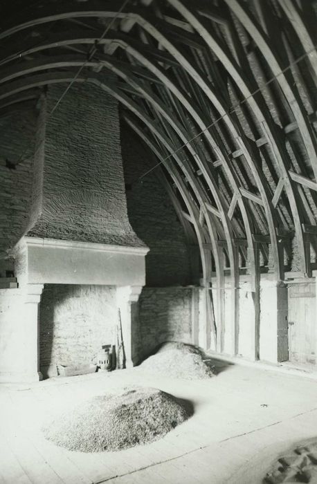 Manoir de Bodel : 2e étage, cheminée monumentale, vue générale