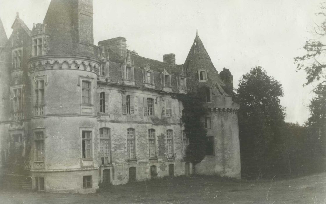 Château de Crévy : Façade sud, vuegénérale