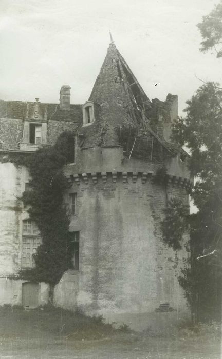 Château de Crévy : Tour sud-est, vue générale