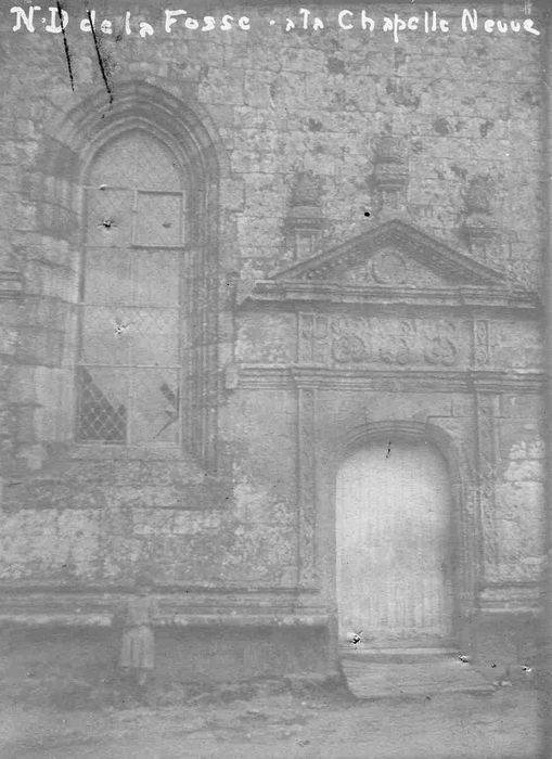 Eglise Notre-Dame-de-la-Fosse : Façade latérale sud, porte d’accès, vue générale