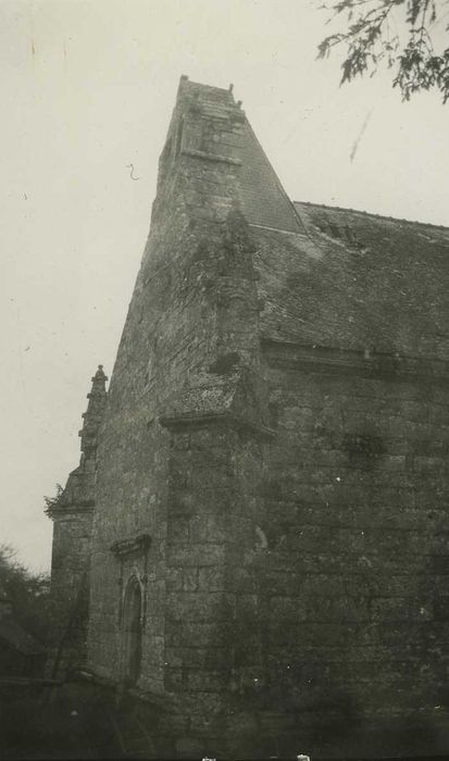 Chapelle Notre-Dame de Kerdroguen : Façade occidentale, vue partielle