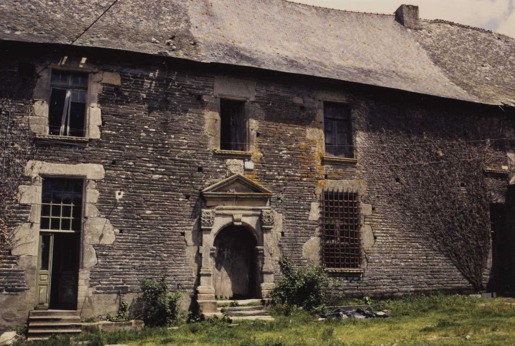 Manoir de la Cour : Cour intérieure, façade ouest, vue partielle