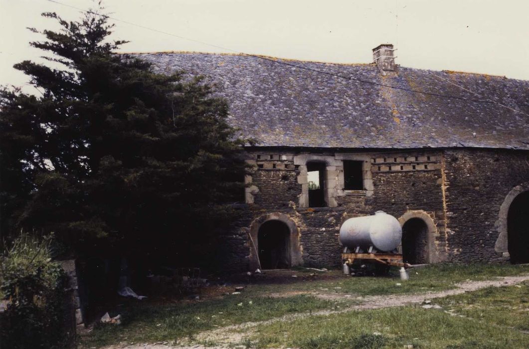 Manoir de la Cour : Communs, aile nord, façade sud, vue générale