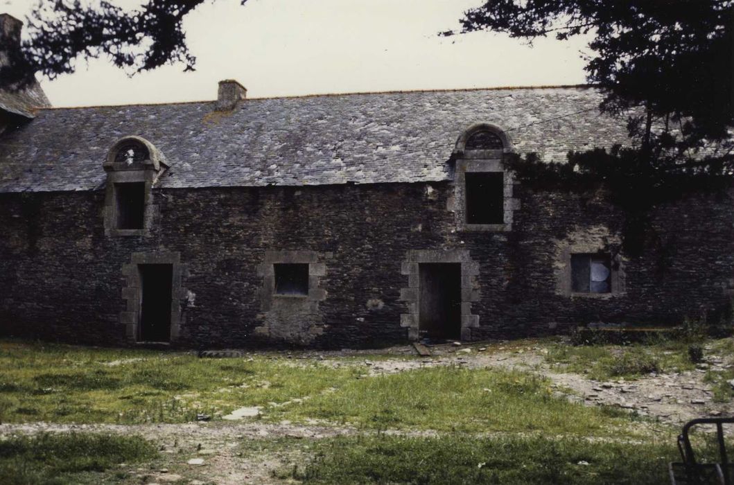 Manoir de la Cour : Communs, aile sud, façade nord, vue générale