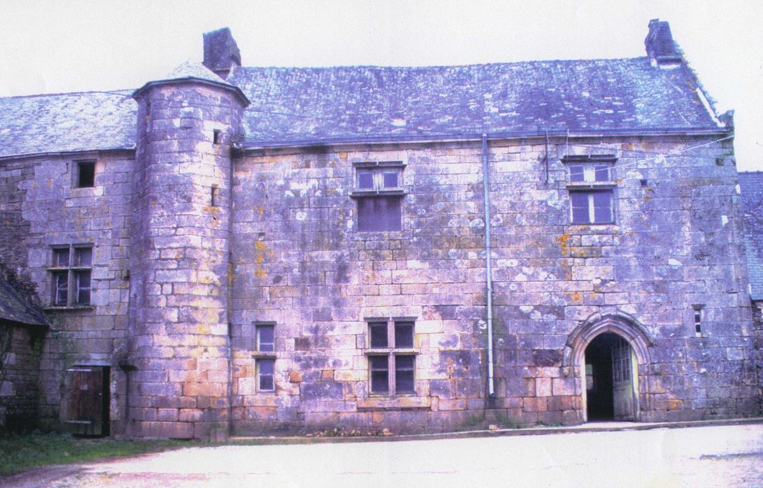 Manoir et calvaire de Minguionnet, cour intérieure, façade sud-est, vue générale