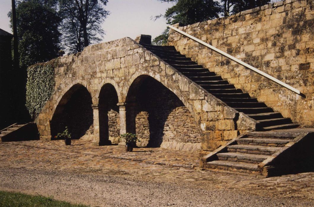 Château de Coëtbo : Escalier d’accès à la terrasse ouest, vue générale