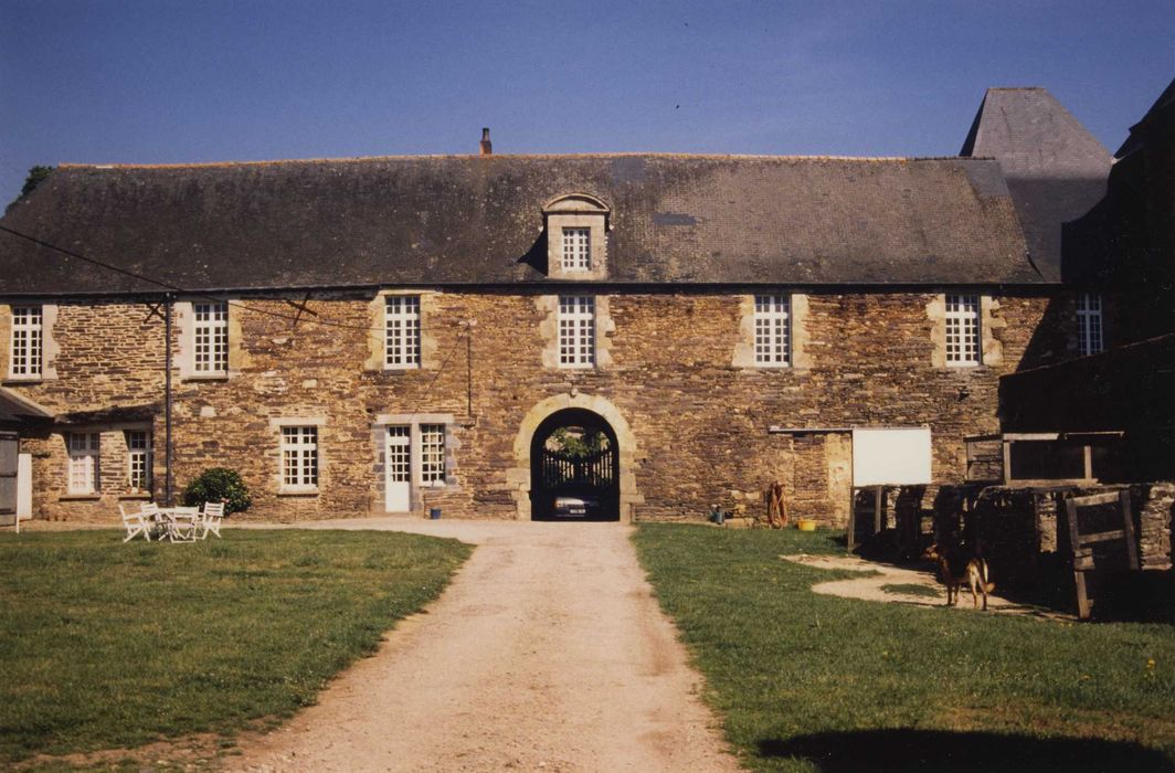 Château de Coëtbo : Communs, aile nord, façade sud, vue générale