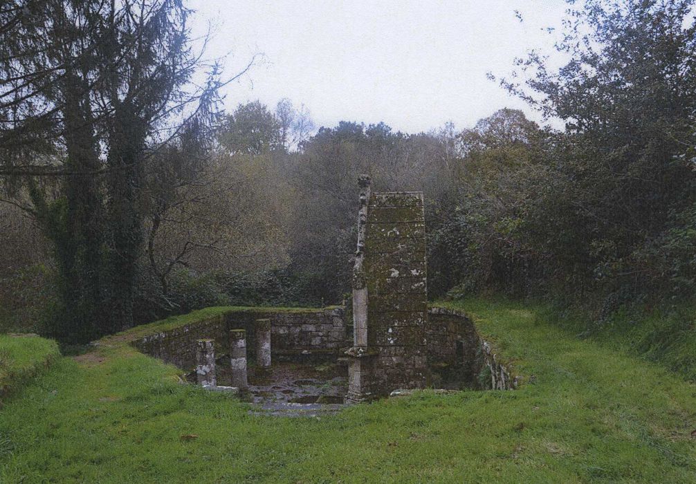 Eglise Notre-Dame-de-Quelven : Fontaine, vue générale