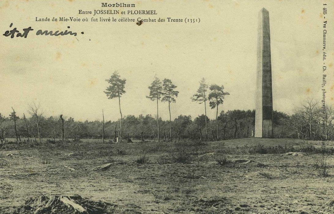 Colonne des Trente : Vue générale de la colonne dans son environnement