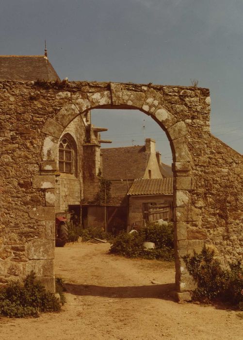 Ancien prieuré : Porche sud, vue générale