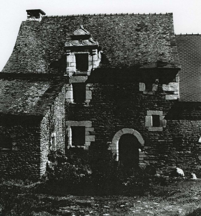 Maison située à Le Coudray : Façade sud, vue partielle