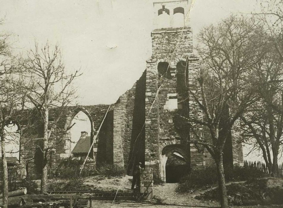 Ruines de la chapelle de la Madeleine : Façade occidentale, vue générale