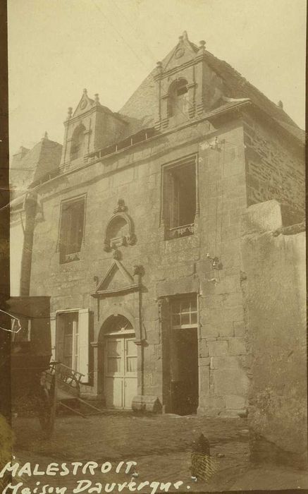 Maison : Façade sur rue, vue générale