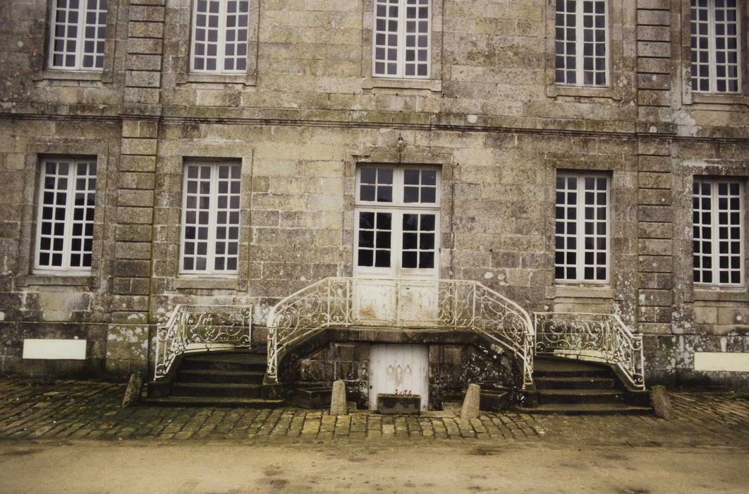 Château de Moustoirlan : Façade est, détail du perron