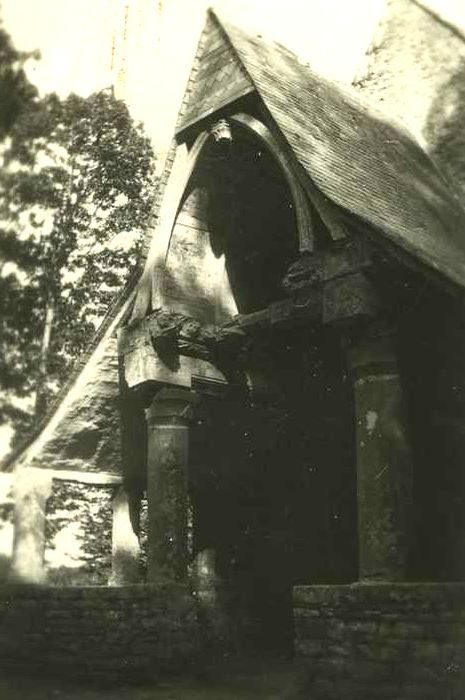 Chapelle de la Riaye : Porche occidental, vue générale