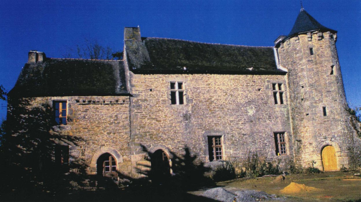 Manoir de la Touche-Carné : Façade est, vue générale