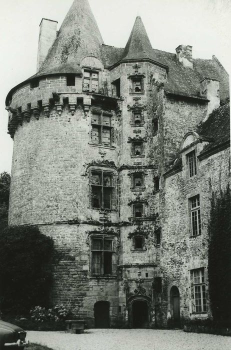 Château de Brignac : Tour, ensemble nord, vue générale