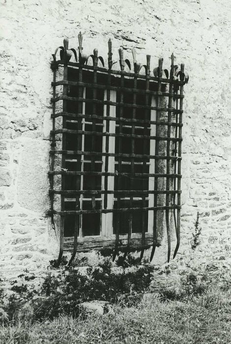 Château de Brignac : Façade ouest, détail d’une baie et de sa grille