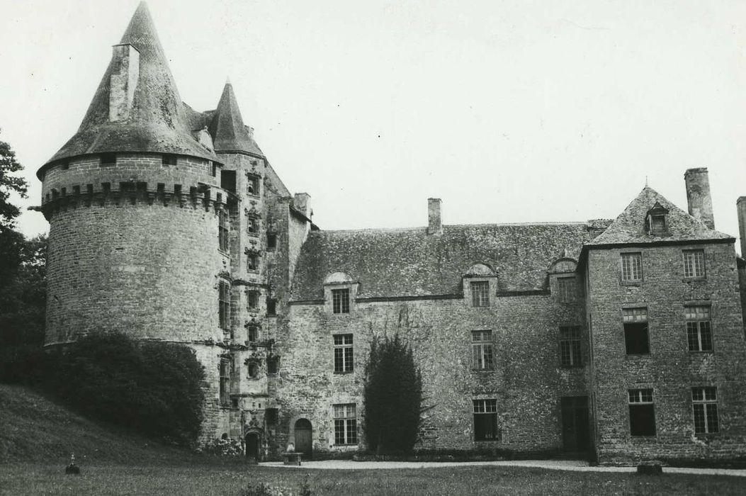 Château de Brignac : Ensemble est, vue générale