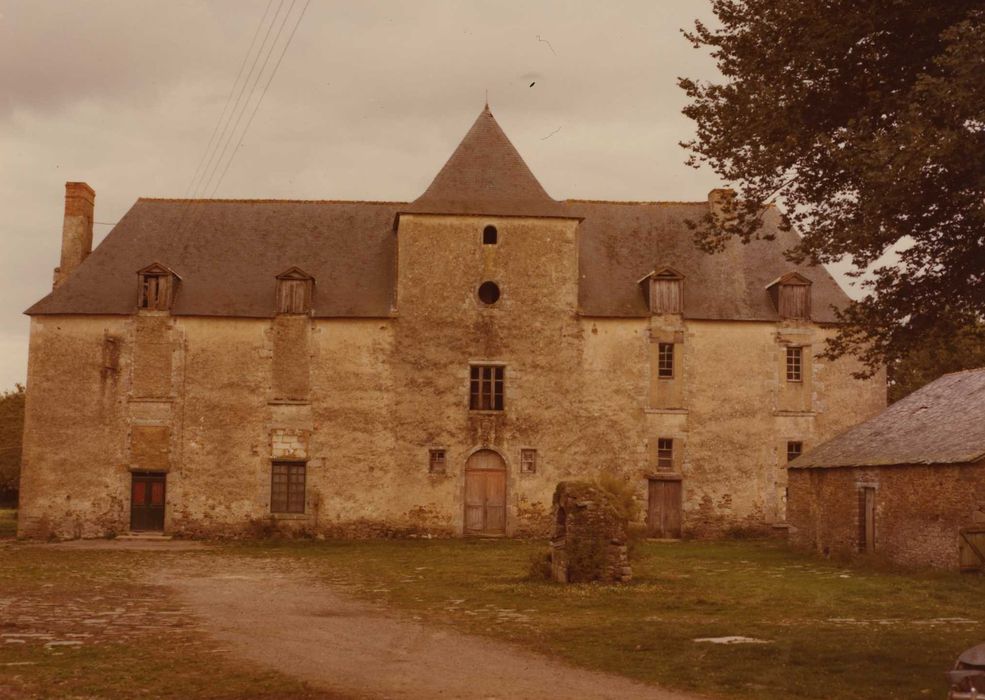 Manoir de la Cour : Logis, façade ouest, vue générale