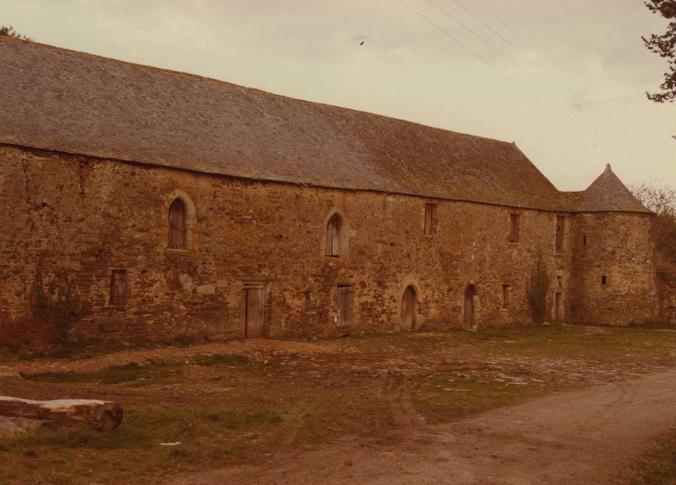 Manoir de la Cour : Communs, aile nord, façade sud, vue générale