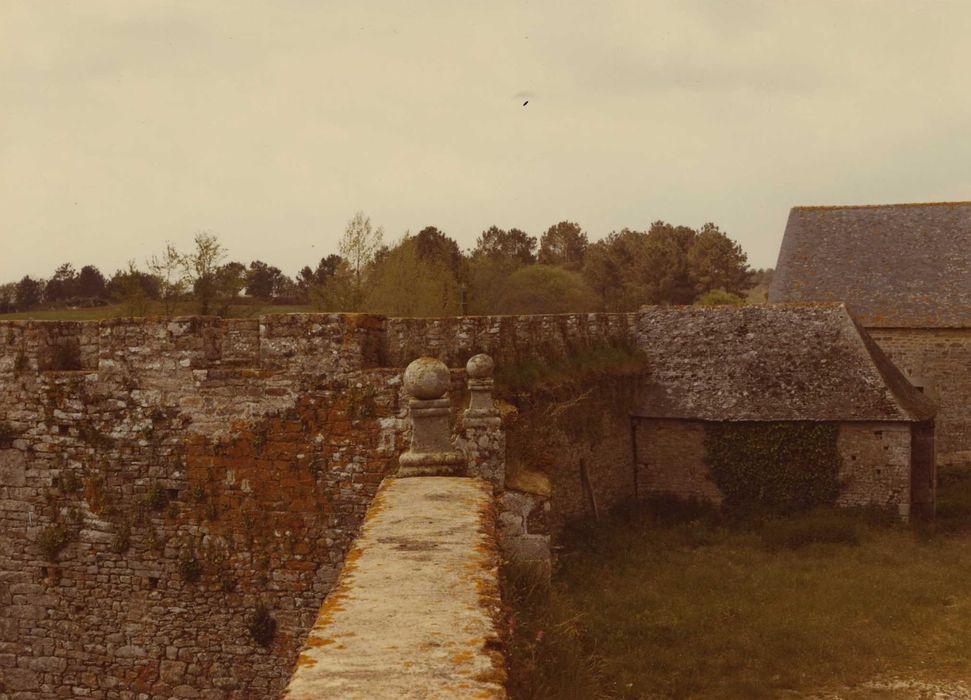 Château du Plessis-Josso : Remparts, angle sud-ouest, vue partielle