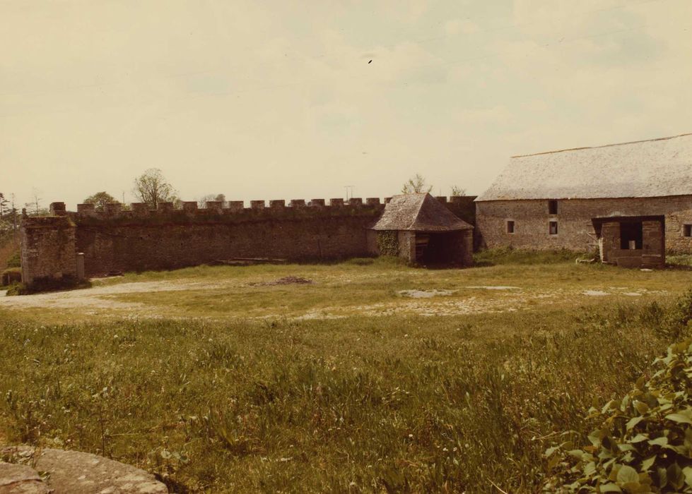 Château du Plessis-Josso : Remparts, cour intérieure, ensemble nord-est, vue générale