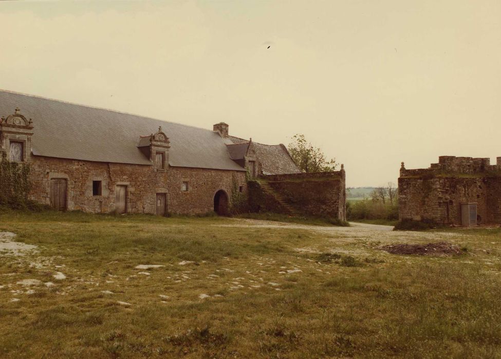 Château du Plessis-Josso : Cour intérieure, communs, aile est, façade ouest, vue générale