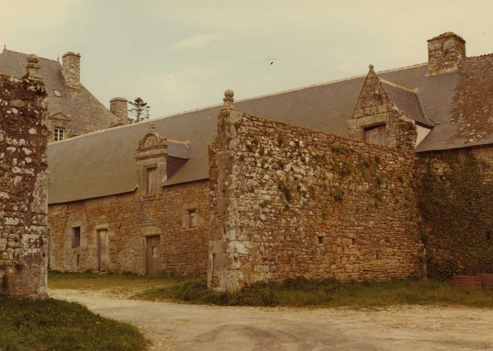 Château du Plessis-Josso : Remparts, vue partielle, élévation sud