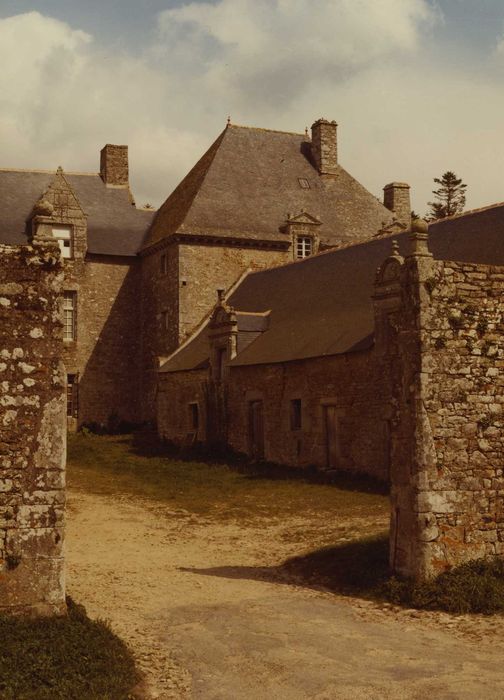 Château du Plessis-Josso : Cour intérieure, communs, aile est, façade ouest, vue partielle