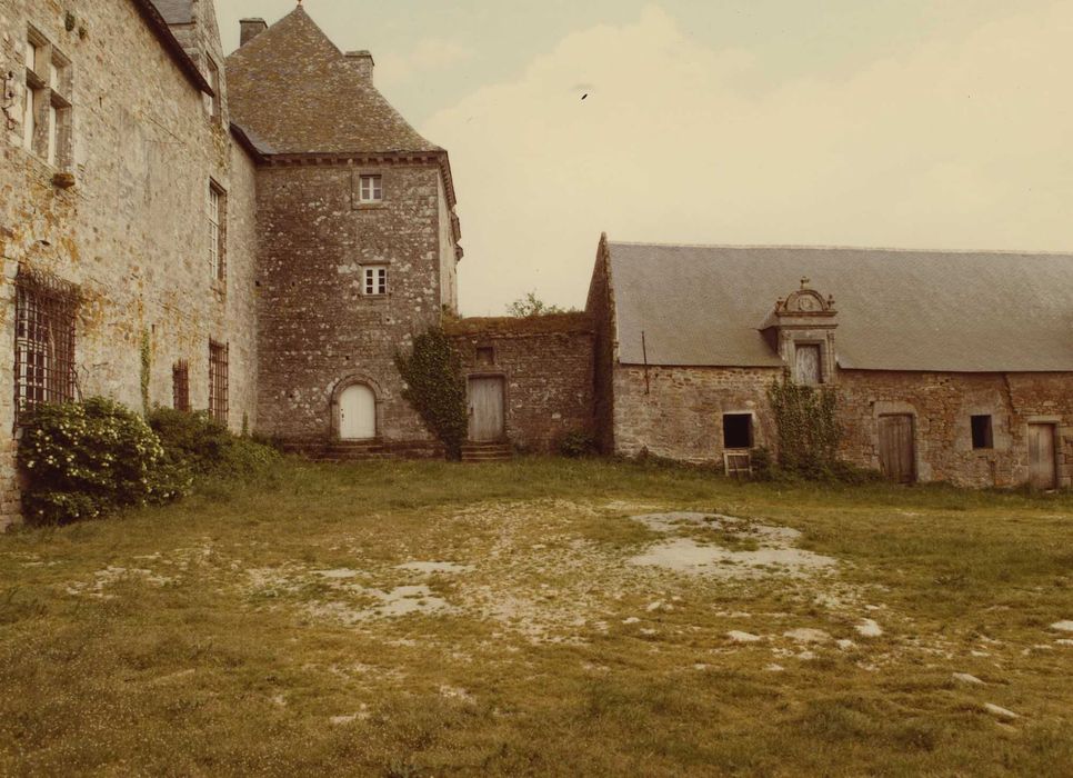 Château du Plessis-Josso : Cour intérieure, ensemble ouest, vue partielle