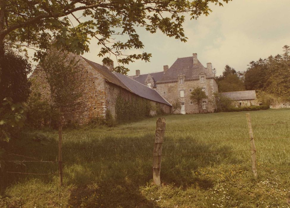 Château du Plessis-Josso : Ensemble sud-est, vue générale