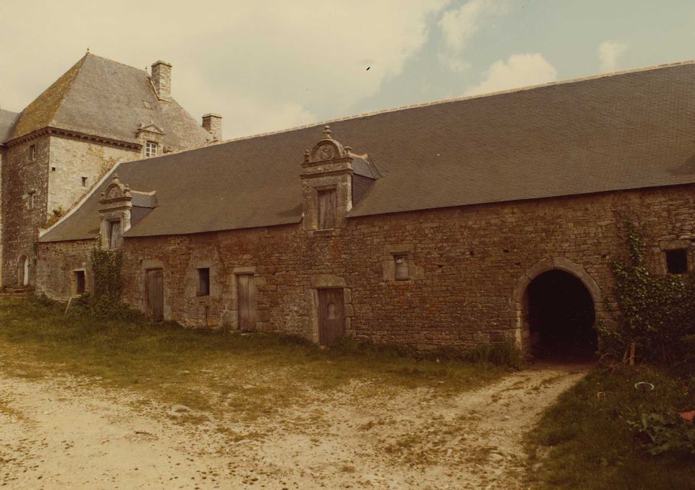 Château du Plessis-Josso : Cour intérieure, communs, aile est, façade ouest, vue générale