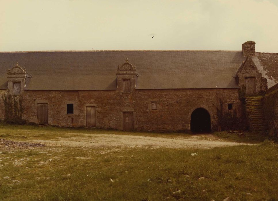 Château du Plessis-Josso : Cour intérieure, communs, aile est, façade ouest, vue générale