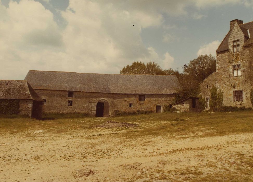 Château du Plessis-Josso : Cour intérieure, communs, aile ouest, façade est, vue générale