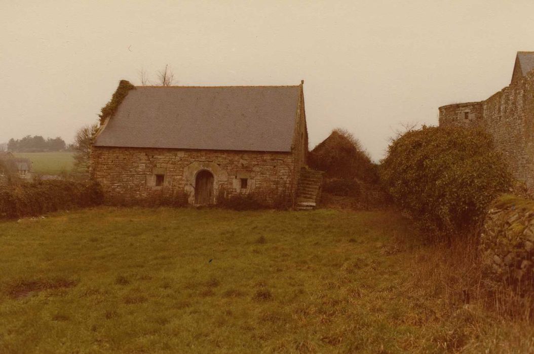 Château du Plessis-Josso : Maison à l’extérieure du rempart, façade sud-est, vue générale