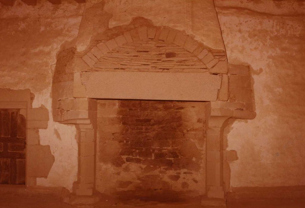 Château du Plessis-Josso : Logis, 1er étage, cheminée monumentale, vue générale