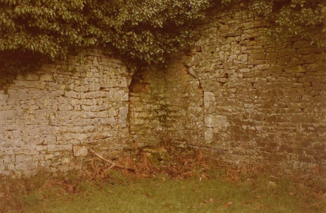 Château du Plessis-Josso : Remparts du verger, angle est, vue partielle