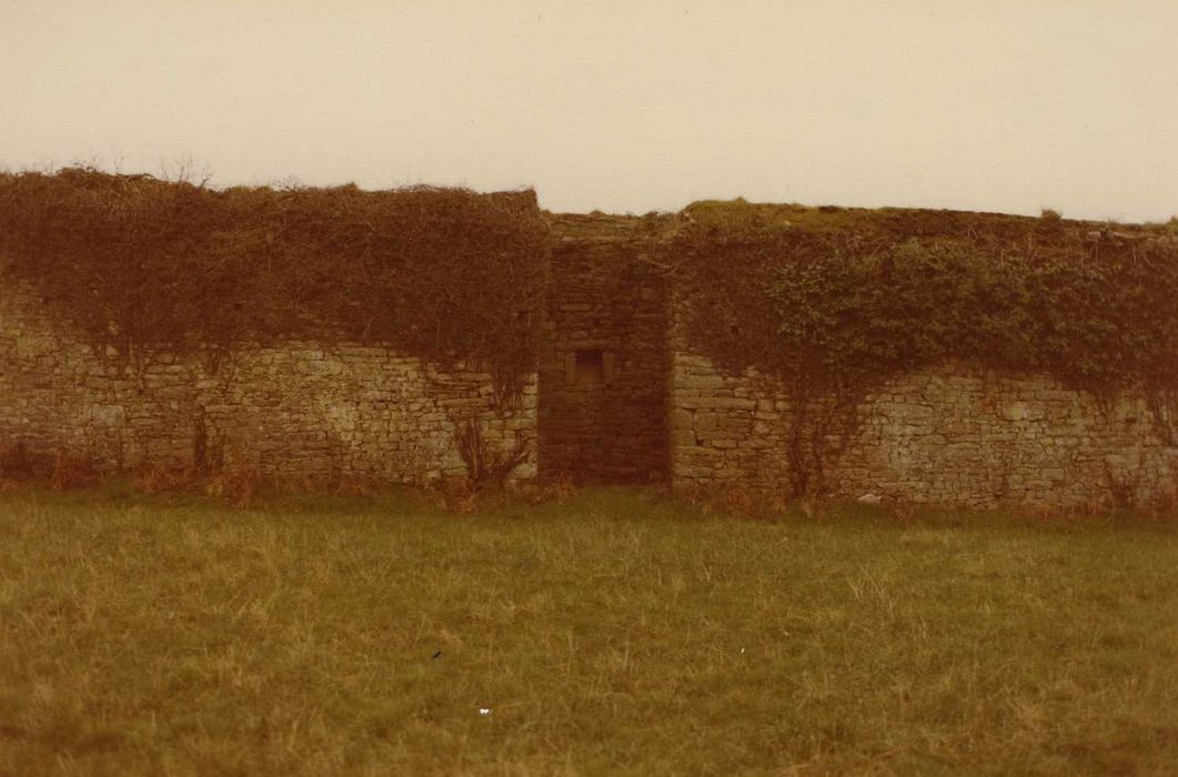 Château du Plessis-Josso : Remparts du verger, élévation nord, vue partielle